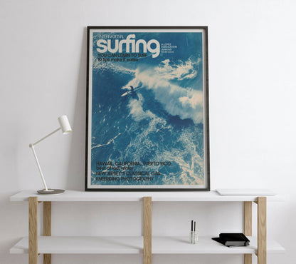 Affiche Surf Vintage – Surfeur dans vague géante océan bleu