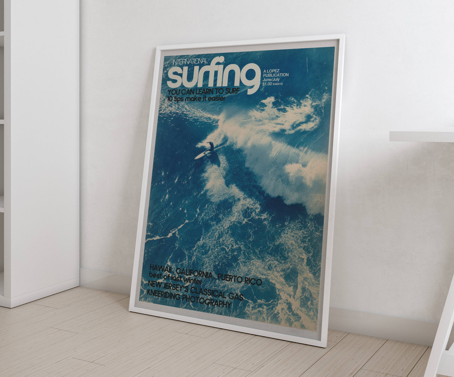 Affiche Surf Vintage – Surfeur dans vague géante océan bleu