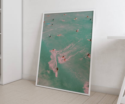 Affiche Surfeurs dans les Eaux Turquoise – Évasion Tropicale et Océan | Poster sur Papier Mat