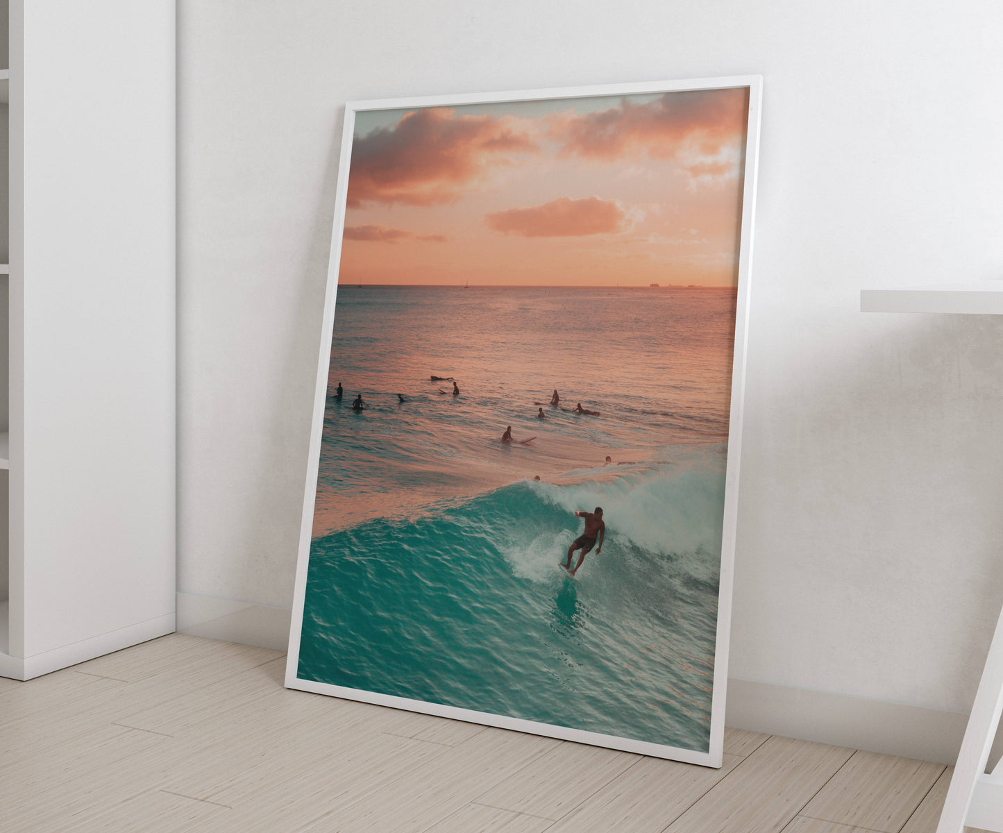 Affiche Surf au Coucher du Soleil – Vague Océanique et Horizon Doré | Poster sur Papier Mat