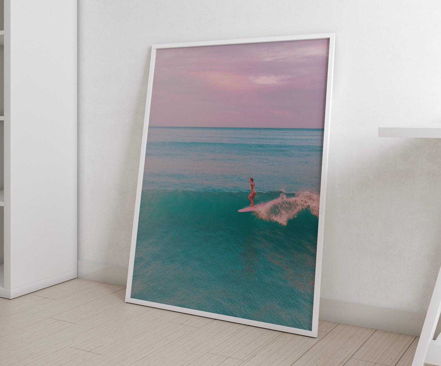 Affiche Surfeuse Minimaliste sur Vague Turquoise – Ambiance Océan et Ciel Pastel | Poster sur Papier Mat