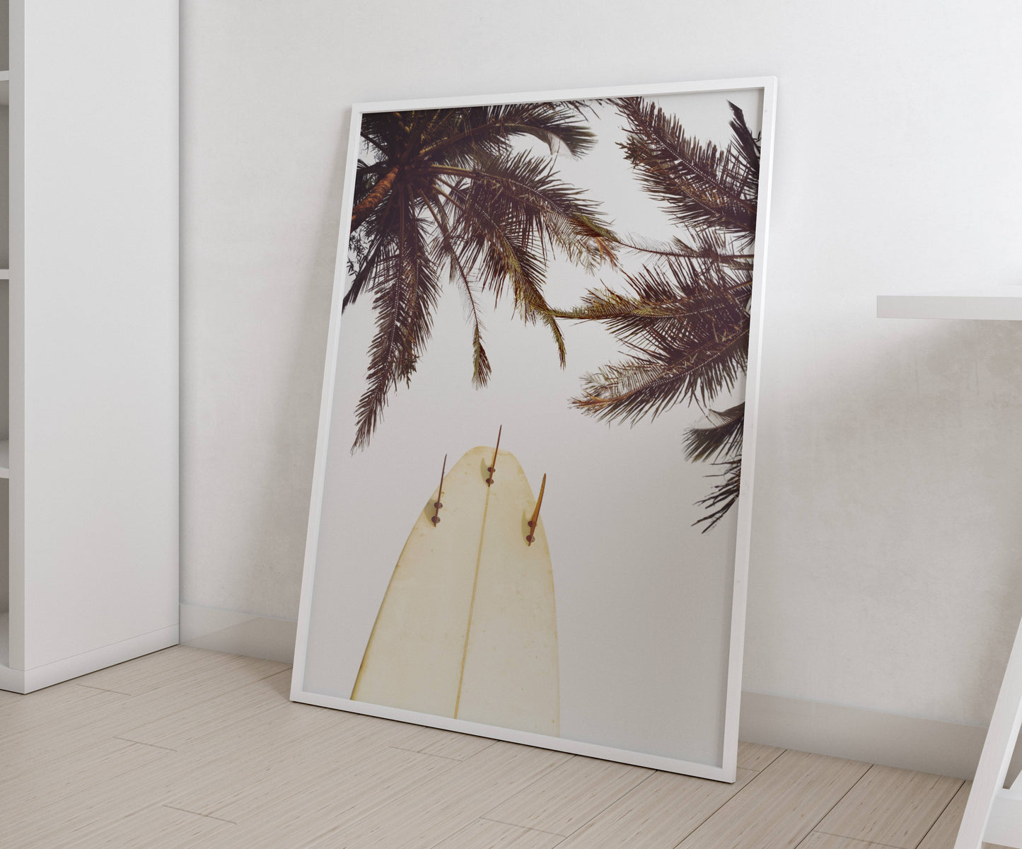Affiche Planche de Surf et Palmiers – Esprit Tropical et Évasion Côtière | Poster sur Papier Mat