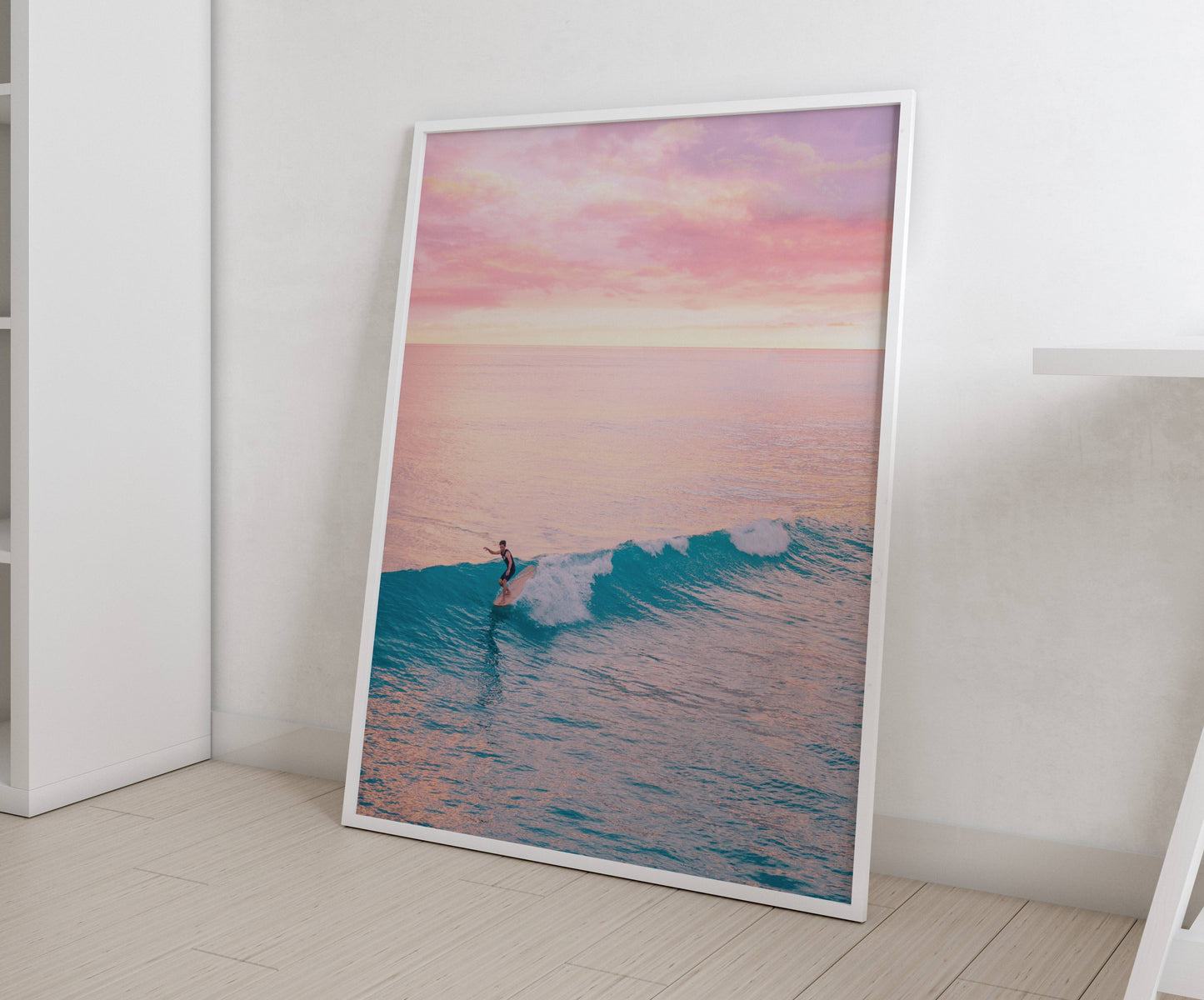 Affiche Surf au Crépuscule Rose – Vague Océanique et Ambiance Tropicale | Poster sur Papier Mat