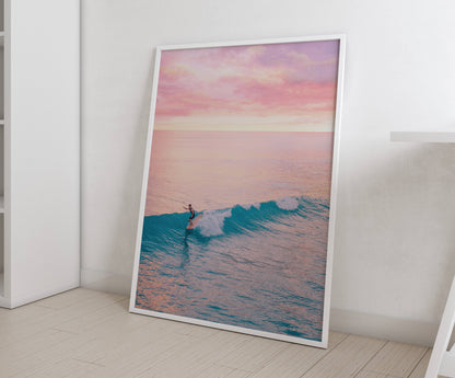 Affiche Surf au Crépuscule Rose – Vague Océanique et Ambiance Tropicale | Poster sur Papier Mat