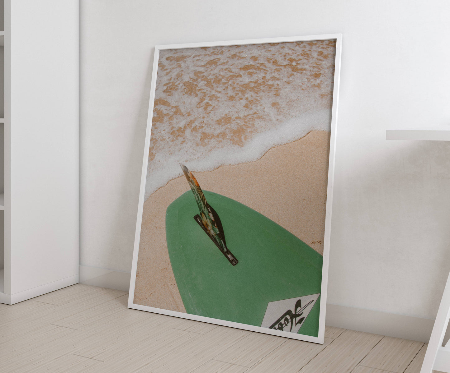 Affiche Planche de Surf sur la Plage – Esprit Océan et Évasion Estivale | Poster sur Papier Mat