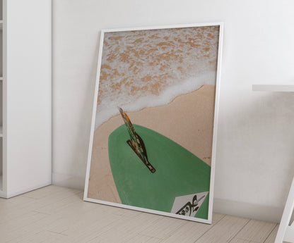 Affiche Planche de Surf sur la Plage – Esprit Océan et Évasion Estivale | Poster sur Papier Mat