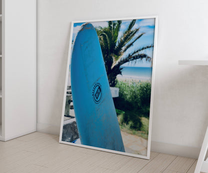 Affiche Planche de Surf Bleue – Ambiance Tropicale et Bord de Mer | Poster sur Papier Mat