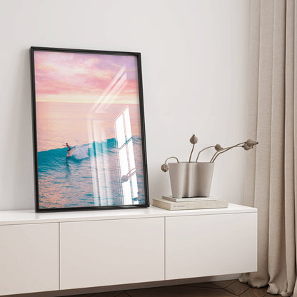 Affiche Surf au Crépuscule Rose – Vague Océanique et Ambiance Tropicale | Poster sur Papier Mat