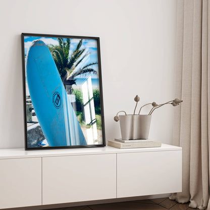 Affiche Planche de Surf Bleue – Ambiance Tropicale et Bord de Mer | Poster sur Papier Mat