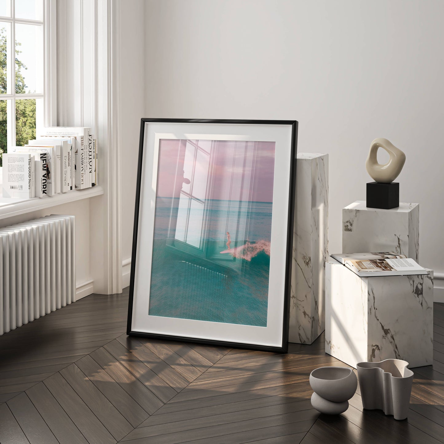 Affiche Surfeuse Minimaliste sur Vague Turquoise – Ambiance Océan et Ciel Pastel | Poster sur Papier Mat