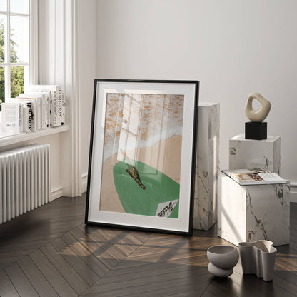 Affiche Planche de Surf sur la Plage – Esprit Océan et Évasion Estivale | Poster sur Papier Mat