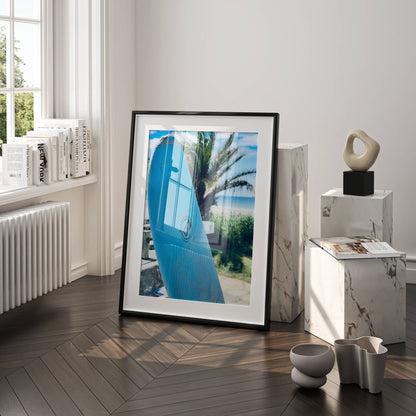 Affiche Planche de Surf Bleue – Ambiance Tropicale et Bord de Mer | Poster sur Papier Mat