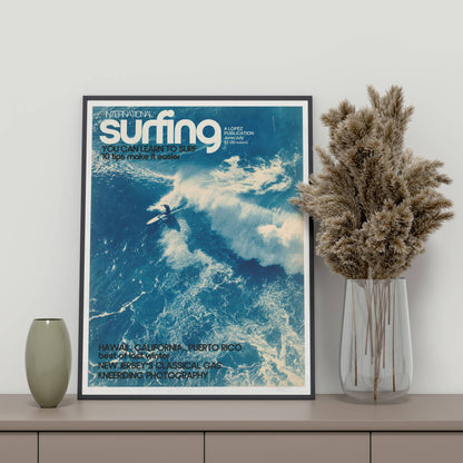 Affiche Surf Vintage – Surfeur dans vague géante océan bleu