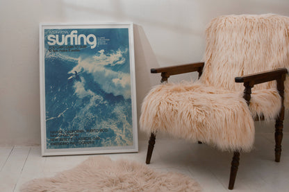 Affiche Surf Vintage – Surfeur dans vague géante océan bleu