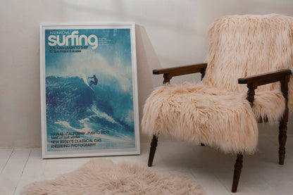 Poster Surf Rétro – Rider sur vague tropicale
