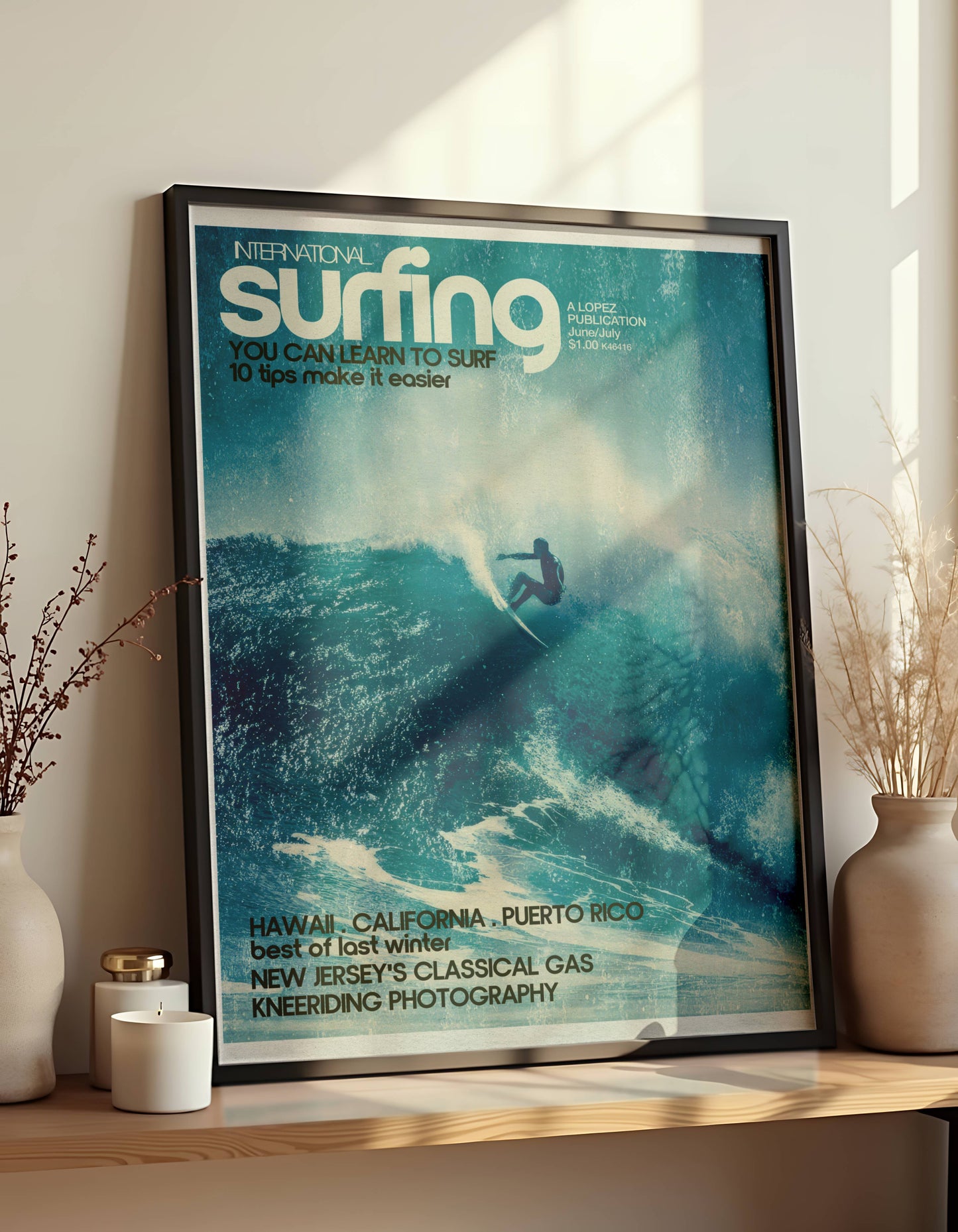 Poster Surf Rétro – Rider sur vague tropicale