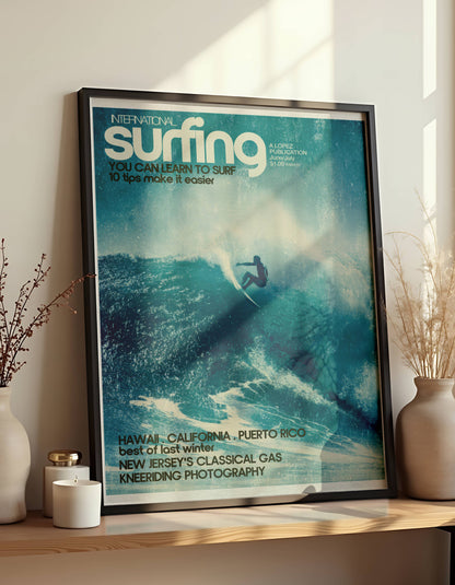 Poster Surf Rétro – Rider sur vague tropicale