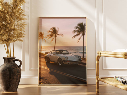 Affiche Porsche Classique en Bord de Mer – Route Côtière au Coucher du Soleil | Poster Automobile Vintage