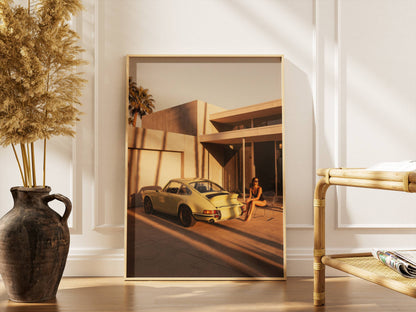 Affiche Porsche Vintage devant Villa de Luxe – Palm Springs Sunset & Élégance Rétro | Poster Automobile Premium