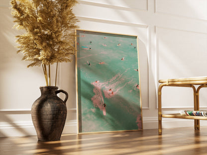 Affiche Surfeurs dans les Eaux Turquoise – Évasion Tropicale et Océan | Poster sur Papier Mat