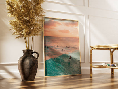 Affiche Surf au Coucher du Soleil – Vague Océanique et Horizon Doré | Poster sur Papier Mat
