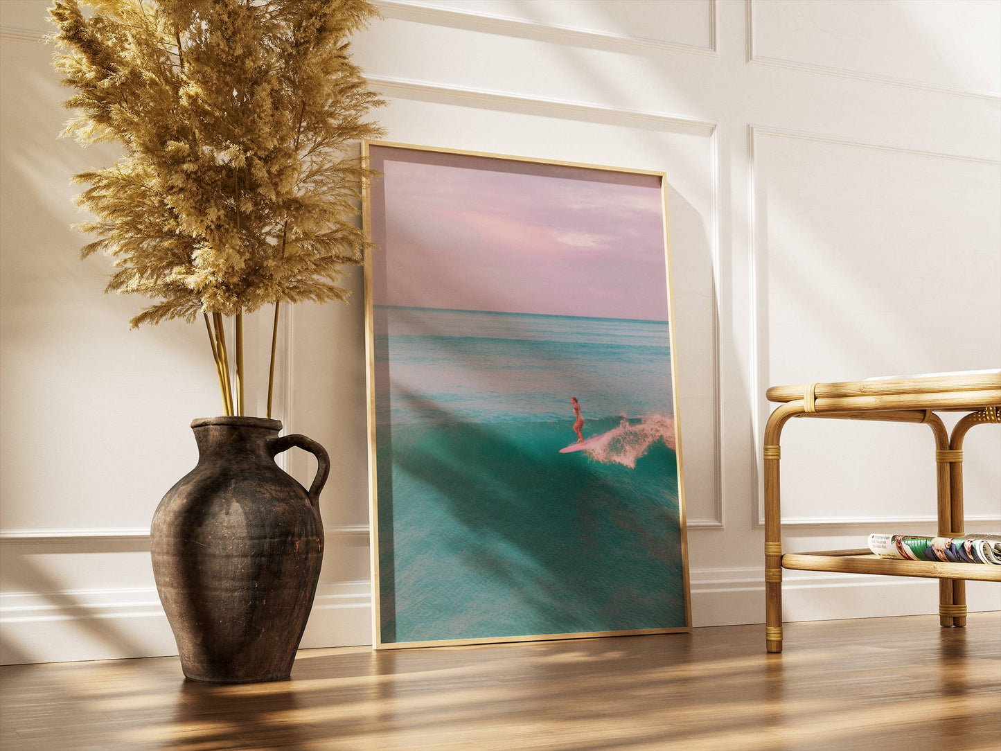 Affiche Surfeuse Minimaliste sur Vague Turquoise – Ambiance Océan et Ciel Pastel | Poster sur Papier Mat