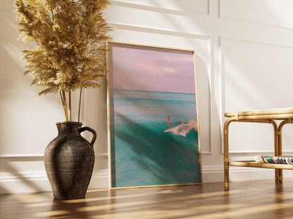 Affiche Surfeuse Minimaliste sur Vague Turquoise – Ambiance Océan et Ciel Pastel | Poster sur Papier Mat