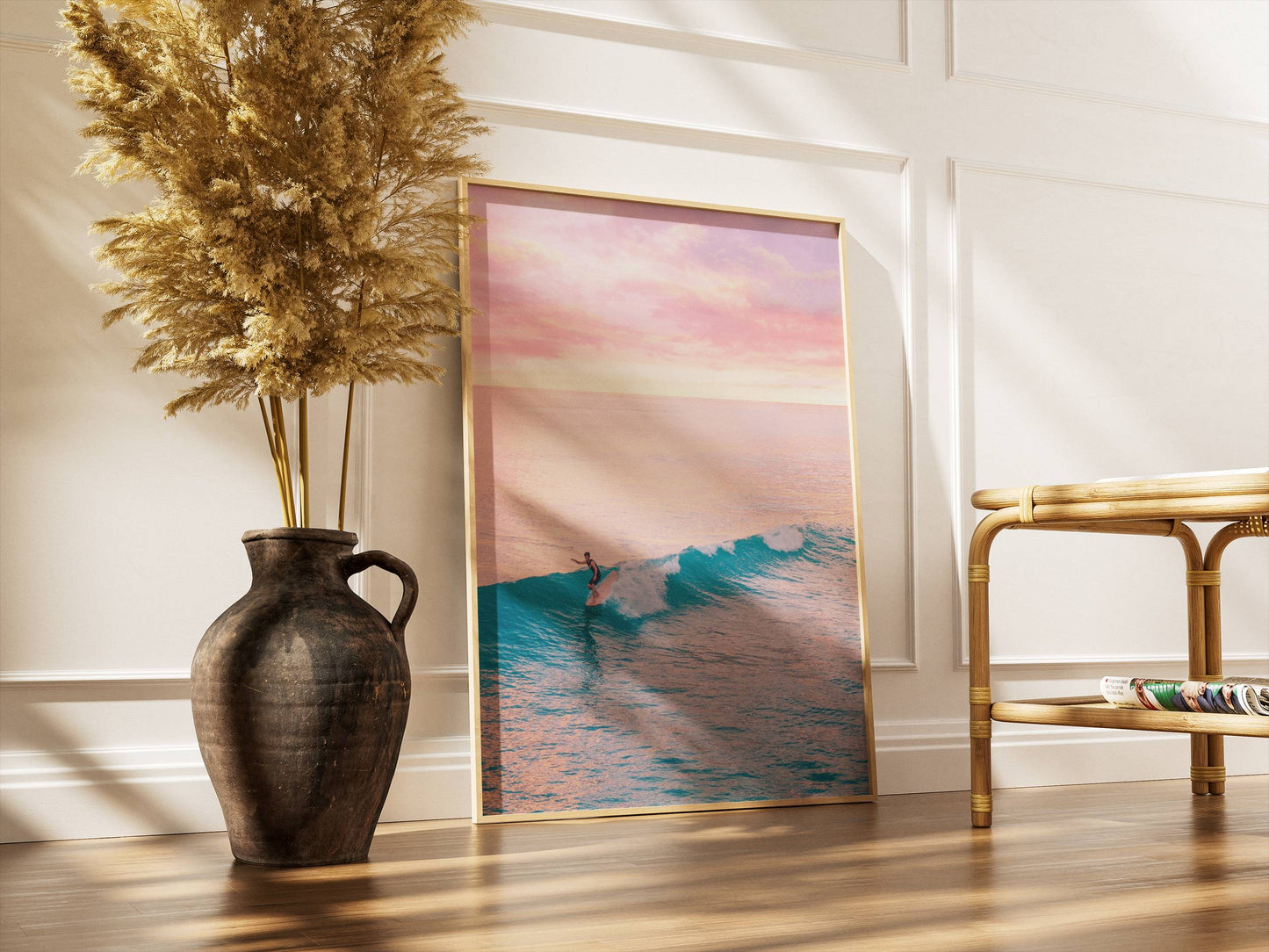 Affiche Surf au Crépuscule Rose – Vague Océanique et Ambiance Tropicale | Poster sur Papier Mat