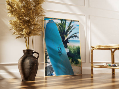 Affiche Planche de Surf Bleue – Ambiance Tropicale et Bord de Mer | Poster sur Papier Mat