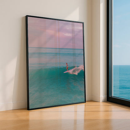 Affiche Surfeuse Minimaliste sur Vague Turquoise – Ambiance Océan et Ciel Pastel | Poster sur Papier Mat
