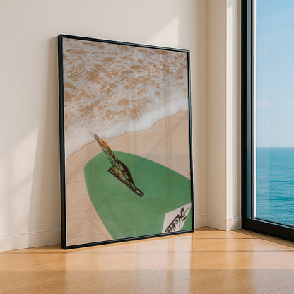 Affiche Planche de Surf sur la Plage – Esprit Océan et Évasion Estivale | Poster sur Papier Mat