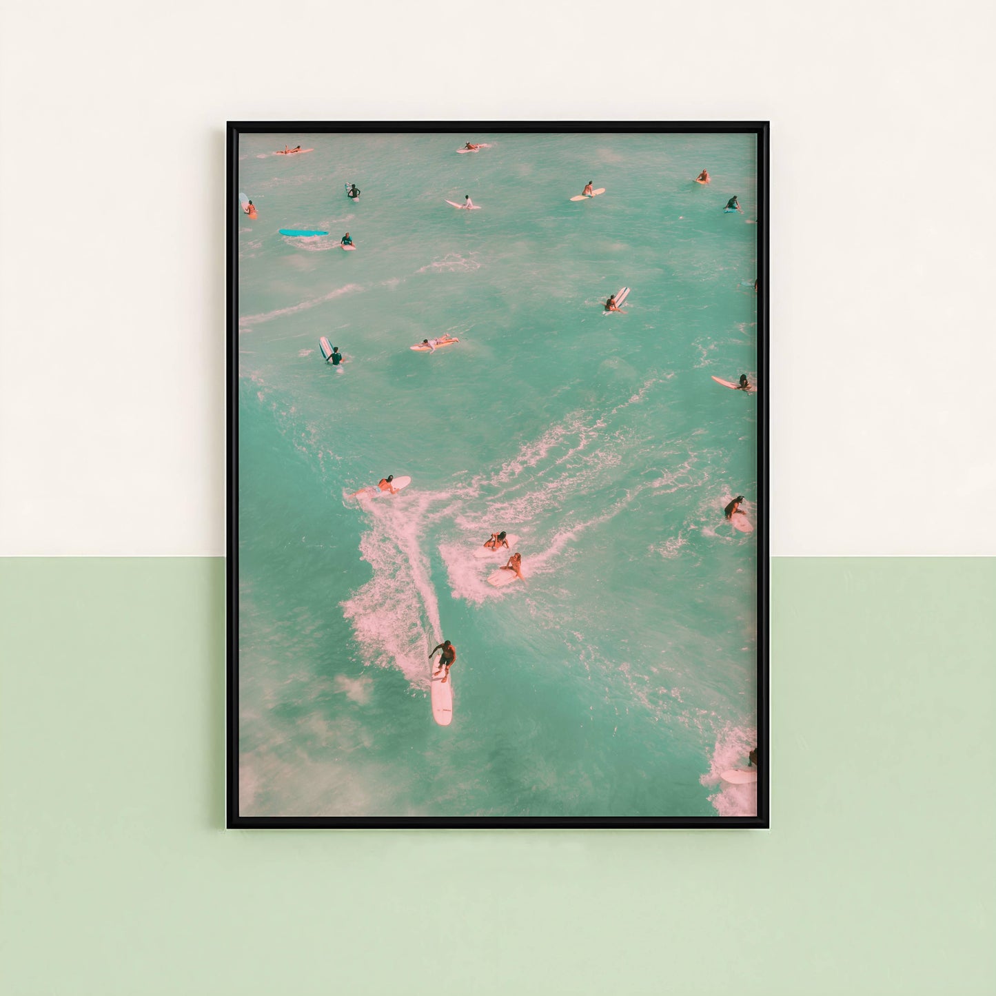 Affiche Surfeurs dans les Eaux Turquoise – Évasion Tropicale et Océan | Poster sur Papier Mat