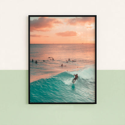 Affiche Surf au Coucher du Soleil – Vague Océanique et Horizon Doré | Poster sur Papier Mat