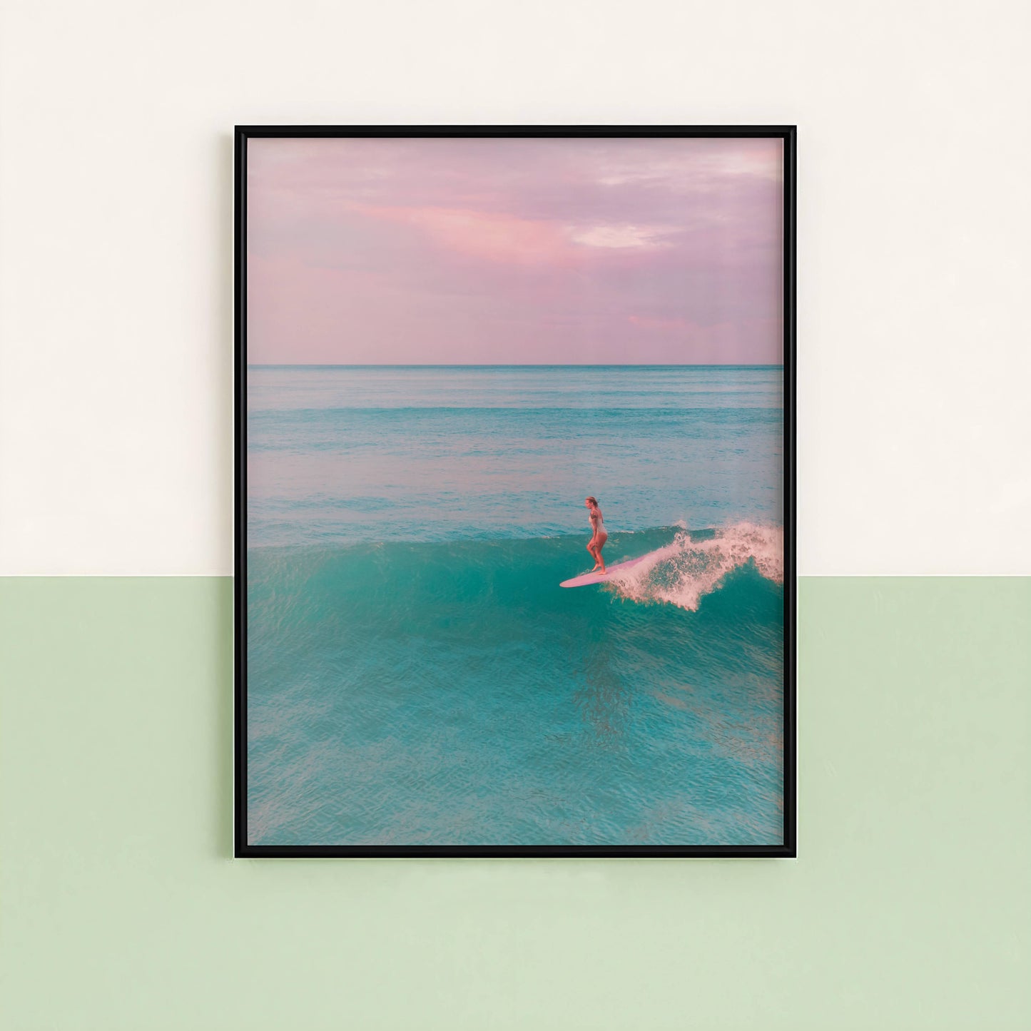 Affiche Surfeuse Minimaliste sur Vague Turquoise – Ambiance Océan et Ciel Pastel | Poster sur Papier Mat