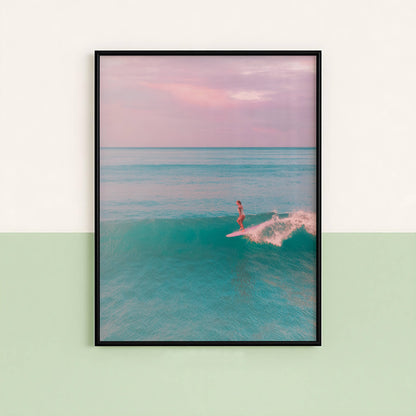 Affiche Surfeuse Minimaliste sur Vague Turquoise – Ambiance Océan et Ciel Pastel | Poster sur Papier Mat