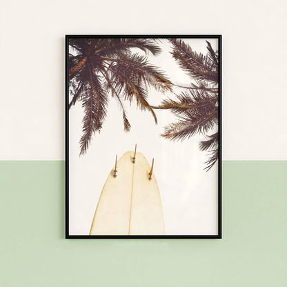 Affiche Planche de Surf et Palmiers – Esprit Tropical et Évasion Côtière | Poster sur Papier Mat