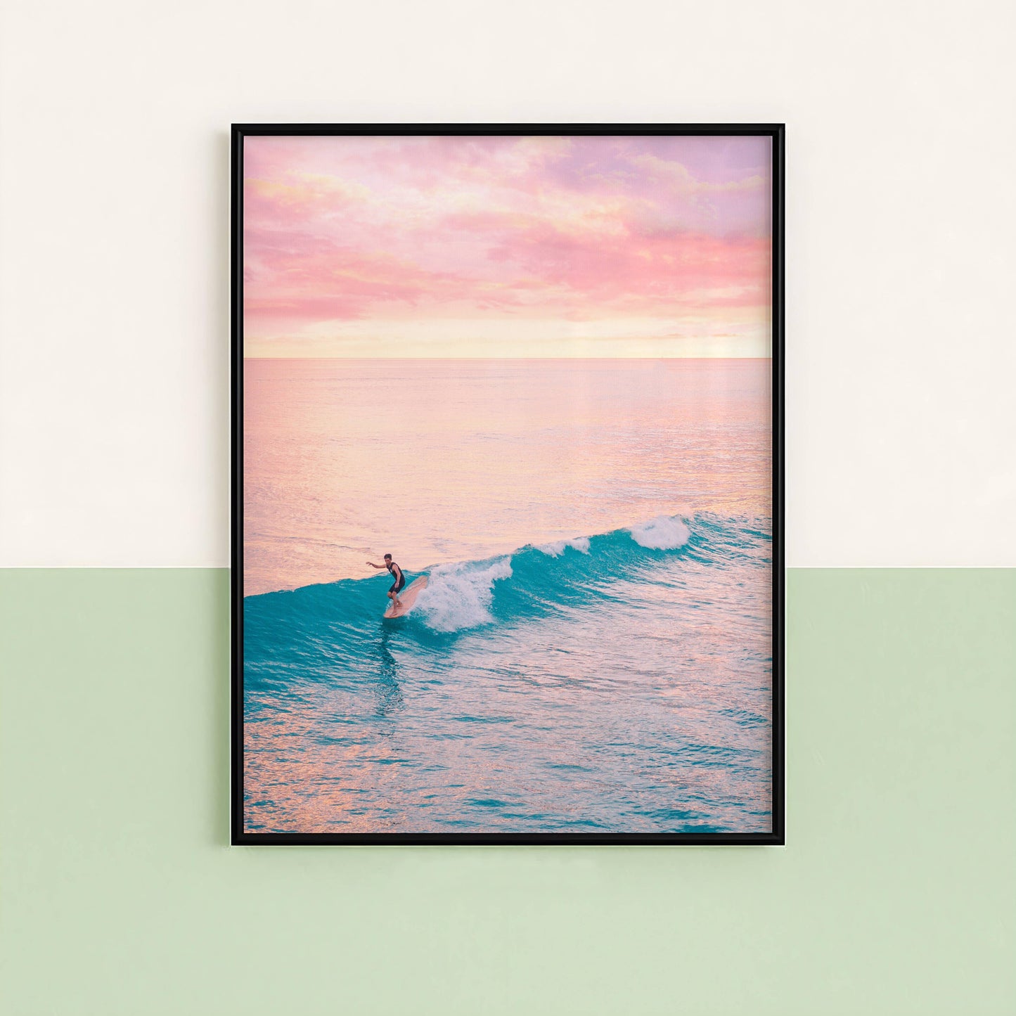 Affiche Surf au Crépuscule Rose – Vague Océanique et Ambiance Tropicale | Poster sur Papier Mat
