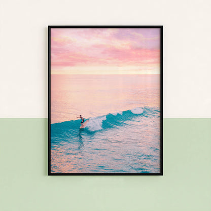 Affiche Surf au Crépuscule Rose – Vague Océanique et Ambiance Tropicale | Poster sur Papier Mat