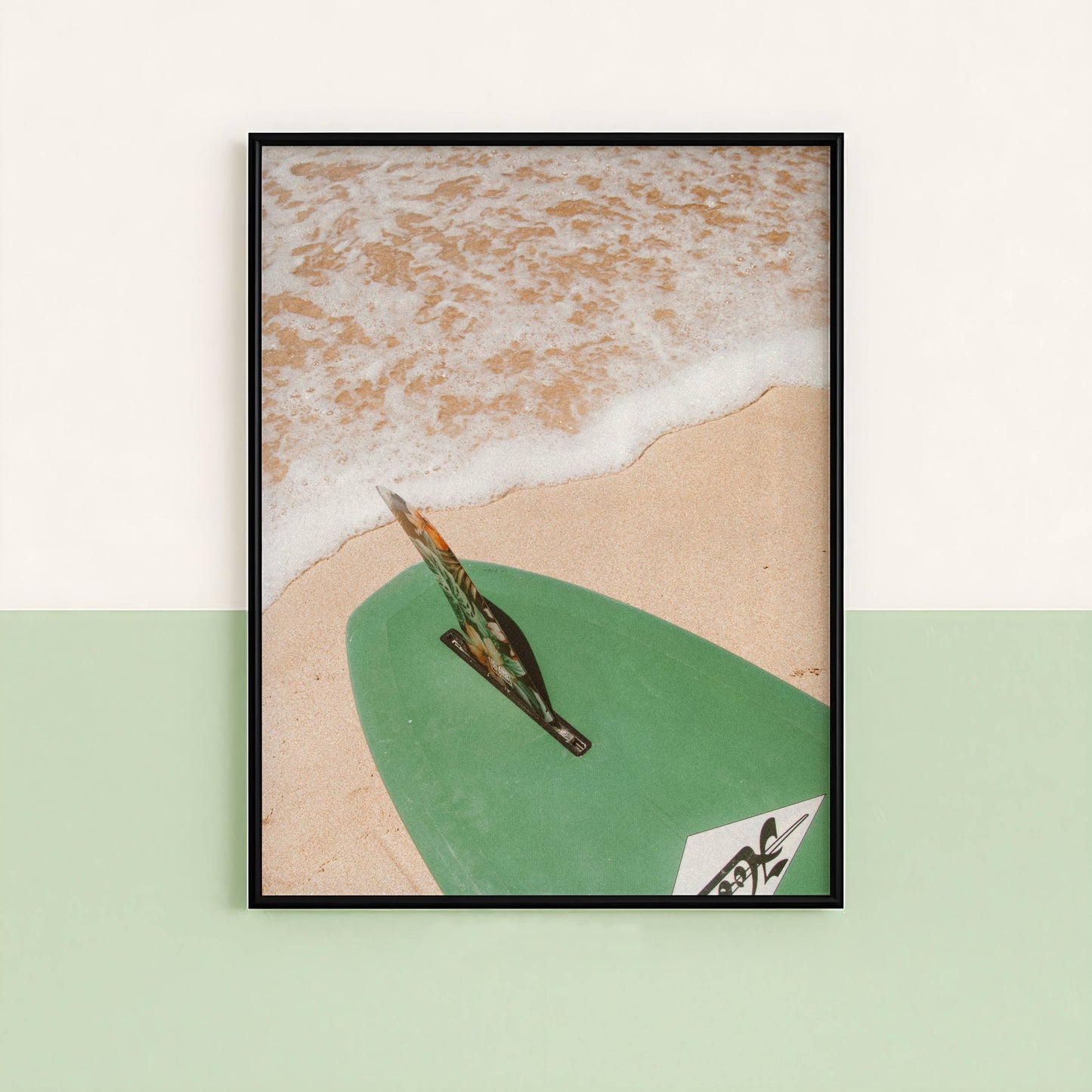 Affiche Planche de Surf sur la Plage – Esprit Océan et Évasion Estivale | Poster sur Papier Mat