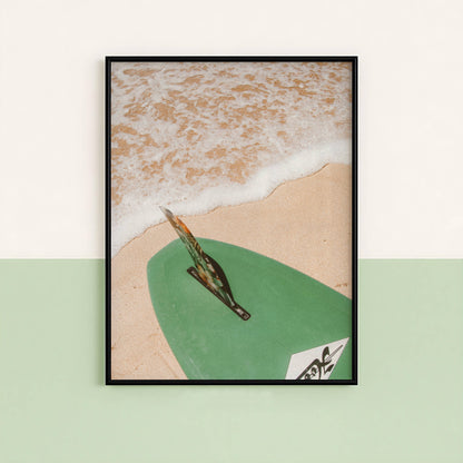 Affiche Planche de Surf sur la Plage – Esprit Océan et Évasion Estivale | Poster sur Papier Mat