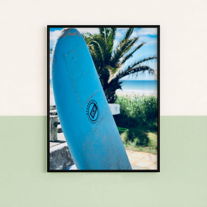 Affiche Planche de Surf Bleue – Ambiance Tropicale et Bord de Mer | Poster sur Papier Mat