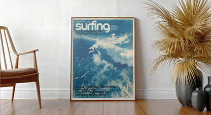 Affiche Surf Vintage – Surfeur dans vague géante océan bleu