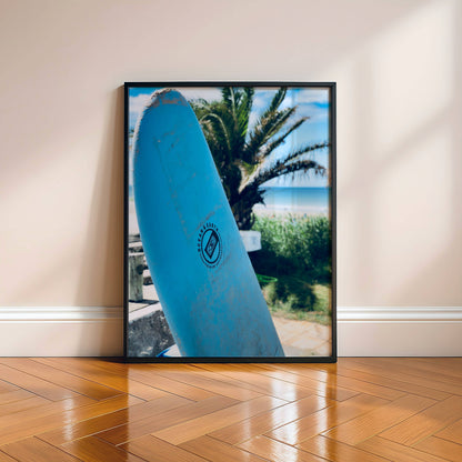 Affiche Planche de Surf Bleue – Ambiance Tropicale et Bord de Mer | Poster sur Papier Mat
