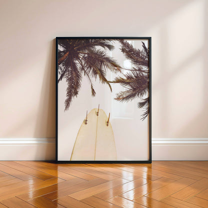 Affiche Planche de Surf et Palmiers – Esprit Tropical et Évasion Côtière | Poster sur Papier Mat