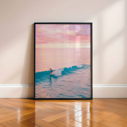 Affiche Surf au Crépuscule Rose – Vague Océanique et Ambiance Tropicale | Poster sur Papier Mat