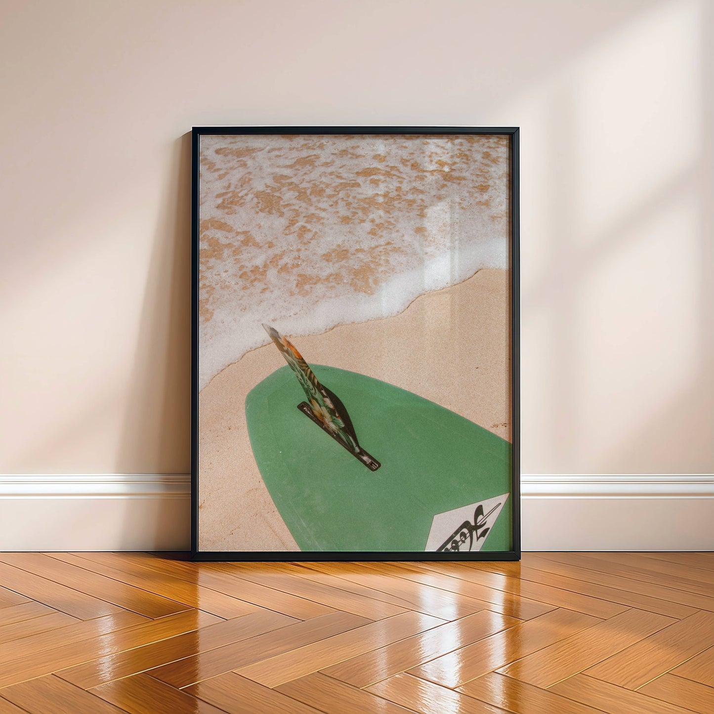Affiche Planche de Surf sur la Plage – Esprit Océan et Évasion Estivale | Poster sur Papier Mat