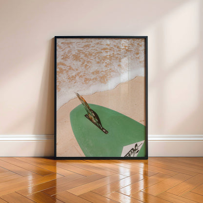 Affiche Planche de Surf sur la Plage – Esprit Océan et Évasion Estivale | Poster sur Papier Mat
