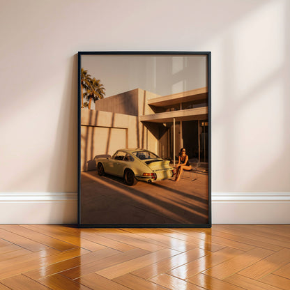 Affiche Porsche Vintage devant Villa de Luxe – Palm Springs Sunset & Élégance Rétro | Poster Automobile Premium