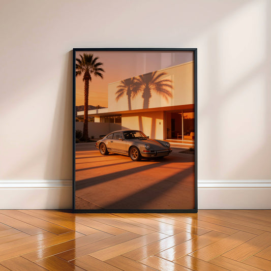Affiche Porsche 911 au Coucher du Soleil – Lumière Californienne & Ombres de Palmiers | Poster Automobile Vintage Premium