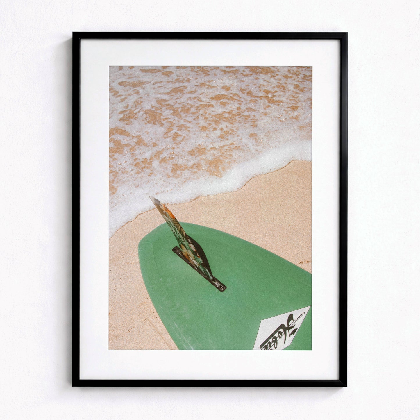 Affiche Planche de Surf sur la Plage – Esprit Océan et Évasion Estivale | Poster sur Papier Mat